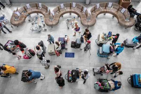 पेरिस के दो हवाई अड्डों पर मजदूरों की हड़ताल